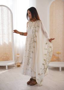 Robe Anarkali de mariage avec jupe ample et dupatta brodé de sequins – Tenue ethnique de créateur - Product Image 5