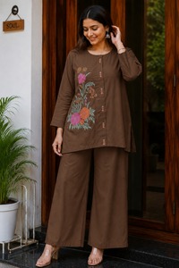 Conjunto de Dos Piezas de Algodón Premium con Hermoso Bordado de Diseño, Top de Algodón Combinado con Pantalón de Algodón - Product Image 1