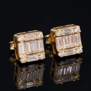 Boucles d'oreilles de luxe en or massif 18 carats avec diamants taille baguette, design géométrique, sertissage à griffes, bijoux de mariage pour femme - Product Image 1