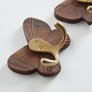 Gancho de pared de madera con diseño de mariposa, colgador decorativo rústico para puerta de cocina, para colgar delantales, guantes de horno y artículos de tela - Product Image 3
