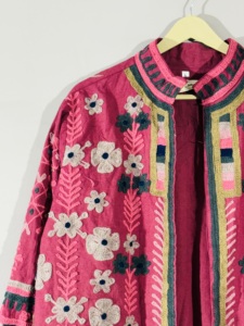 เสื้อแจ็คเก็ตกำมะหยี่สีชมพูร้อนลายดอกไม้แบบซูซานี – เสื้อโค้ทปักลายโบโฮทำมือ เสื้อคลุมงานเทศกาลสำหรับทุกเพศ - Product Image 5