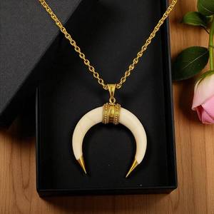 Colgante de Hueso de Búfalo Natural con Tapas en Tono Dorado, Forma Curva Pulida - Product Image 5