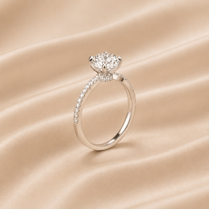 Anillo de Moissanita con Acento Floral de 1 CTW en Oro Blanco, Regalo de Aniversario - Product Image 2