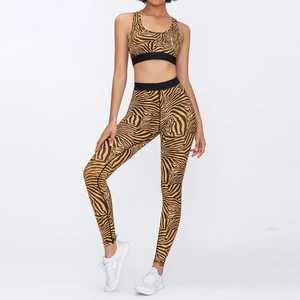 Conjunto de Yoga con Estampado de Calaveras de Colores para Mujer, 2 Piezas, Top Corto con Espalda Cruzada y Leggings de Cintura Alta, Largo Completo, Spandex y Poliéster - Product Image 4