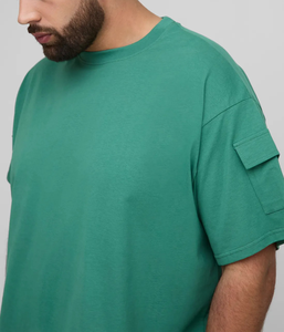สินค้ามาใหม่ ชุดเซ็ตสองชิ้นลำลองสีเขียวสำหรับผู้ชาย เสื้อยืดคอกลมพร้อมโลโก้รูปเปลวไฟ กางเกงขาสั้นคาร์โก้ ผ้าฝ้าย 100% เหมาะสำหรับใส่หน้าร้อน และลดราคา - Product Image 3