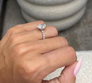 Anillo de Compromiso con Diamante Cultivado en Laboratorio de Corte Ovalado de 2.50 Quilates, Certificado por IGI, con Pavé Lateral y Halo Oculto, Oro Blanco de 18k - Product Image 2