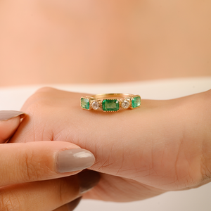 Bague demi-éternité en or jaune 14 carats pur, sertie d'émeraudes et de diamants, collection de bijoux fins, vente flash - Product Image 4