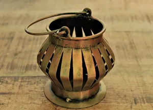 ที่วางเทียนโลหะคุณภาพเยี่ยมสะท้อนแสงเทียนอย่างสวยงาม สร้างแสงนุ่มนวล ผ่อนคลาย กระจายทั่วทั้งห้อง - Product Image 2