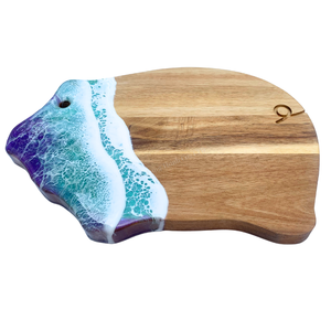 Planche à découper en bois naturel irrégulier avec design vague en résine violette et turquoise, décoration moderne, durable et artisanale - Product Image 1