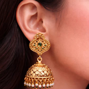 Pendientes Jhumka Tradicionales Indios Geométricos de Latón Chapado en Oro con Piedras Artificiales y Perlas de Imitación para Novias y Bodas - Product Image 1