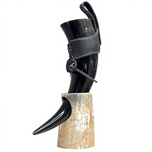 Corne à boire authentique en corne de buffle avec support – Chope à bière médiévale artisanale et ensemble de vaisselle rustique – Comprend un étui - Product Image 1