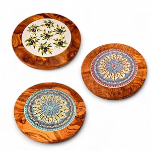 Plato redondo de madera al por mayor con elegante estampado floral, al mejor precio para el hogar y la cocina, desde India. - Product Image 1