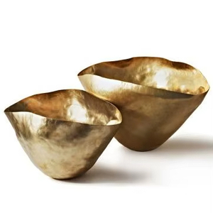 Centro de Mesa Rústico Glamuroso con Borde Ondulado y Acabado en Latón de Lujo, Libre de BPA, Juego de Tazones Apilables de Metal Dorado Oscuro, Estilo Moderno y Minimalista - Product Image 1