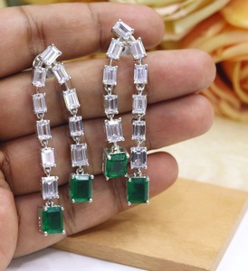 Boucles d'oreilles élégantes de qualité supérieure avec finition argentée et pierres en zircon pour femmes et filles, pour les soirées et les occasions spéciales - Product Image 5