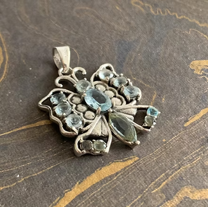 Colgante de Mariposa con Múltiples Piedras Preciosas de Diseño Unisex, Elaborado en Plata 925, para Uso Diario y en Cualquier Ocasión - Product Image 4