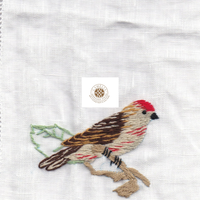 Petit détail d'oiseau, la broderie ludique ajoute une touche jeune et vivante.
