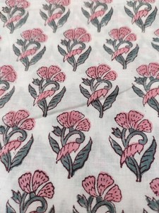 Tissu en coton léger imprimé à la main blanc, motif floral rose Buta Jaipur Sanganeri, pour vêtements de filles et garçons, vente en gros - Product Image 2