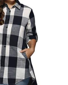 Robe chemise longue à carreaux noirs et blancs personnalisée pour femme, boutonnée, décontractée, style tunique oversize avec poches, pour l'automne et l'hiver - Product Image 2