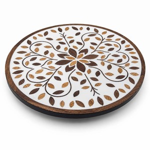 Plateau tournant rond en bois avec motif végétal, design bohème fait main avec incrustations - Product Image 6