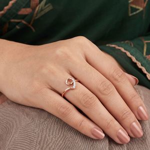 Bague en or rose élégante avec motif floral en diamant et feuilles serties de diamants, style calligraphie - Product Image 2