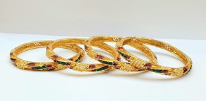 SARA Dubai Juego de 4 Brazaletes de Alta Calidad Chapados en Oro de 24K para Mujer, Accesorio Moderno para Aniversario, 2 GRM - Product Image 2