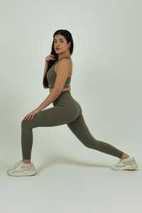 Ensemble de yoga trois pièces haut de gamme pour femme : Leggings sans couture taille haute, soutien-gorge de sport, veste légère zippée, tenue de fitness respirante, personnalisable - Product Image 4