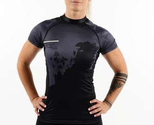 เสื้อแรชการ์ดแขนยาวพิมพ์ลายแบบ Heat-Transfer ผลิตจากโพลีเอสเตอร์/ไนลอน น้ำหนัก 240 กรัม เป็นมิตรต่อสิ่งแวดล้อม สำหรับผู้ชายและผู้หญิง รุ่นปี 2026 สำหรับกีฬา BJJ พร้อมตัวเลือกโลโก้แบบกำหนดเอง - Product Image 1