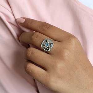 Anillo de plata de ley 925 con topacio azul y cuarzo de 5 mm, corte cojín, engaste de puntas, estilo minimalista, chapado en rodio, para mujer, ideal para regalo. - Product Image 5