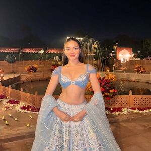 Lehenga Choli de créateur en soie slub avec broderie Resham Dori et sequins arc-en-ciel, accompagné d'un dupatta en résille |   Ensemble de lehenga pour soirée - Product Image 2