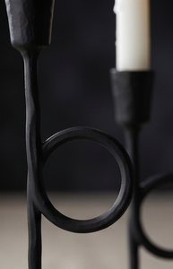 Ensemble de bougeoirs sculpturaux noirs au design trompette contemporain, en fonte texturée, pour décoration artistique - Product Image 5