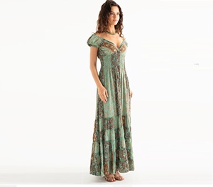 เดรสแม็กซี่เปิดไหล่สำหรับผู้หญิง พิมพ์ลายดอกไม้ สไตล์โบโฮ แต่งสม็อคด้านหลัง ทรงพลิ้วไหว เหมาะสำหรับใส่ไปทะเลในฤดูร้อน มีหลายแบบให้เลือก - Product Image 1