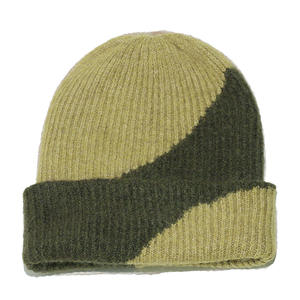 Bonnet classique en tricot côtelé doux, chaud et pliable, idéal pour l'extérieur, les occasions décontractées et les journées froides. - Product Image 4