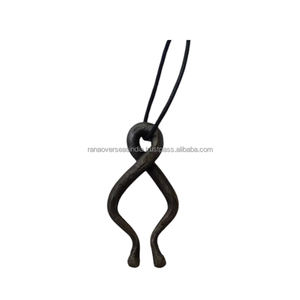 Élégant collier pendentif en métal moderne durable et parfait pour un usage quotidien Finitions uniques et Option cadeau unisexe - Product Image 3