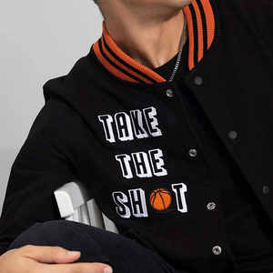 เสื้อแจ็คเก็ตวาร์ซิตี้สีดำสำหรับผู้ชาย แต่งขอบสีส้ม พร้อมลายปัก Take The Shot 07 ดีไซน์ลำลองสำหรับฤดูใบไม้ร่วง รับผลิตแบบ OEM - Product Image 5
