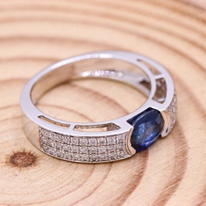 Bague Classique Faite à la Main Memoria Jewels en Saphir Bleu Naturel et Diamants, Plaqué Or 18 carats, Bijoux Précieux en Diamants - Product Image 2