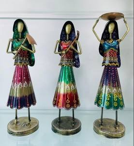 Juego de Figuras Metálicas Artesanales de Mujeres Rajasthanias (Juego de 3) para Pascua y Diwali - Product Image 2