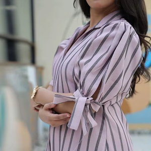 Robe midi formelle d'été en georgette écologique à imprimé floral, taille naturelle, manches courtes, col et fermeture à cordon - Product Image 1