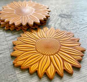Posavasos de madera con forma de girasol, perfecto para la presentación decorativa de mesas, espacios de comedor y rincones de café, estilo indio. - Product Image 3