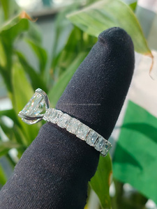 Anillo de Diamantes de Corte Radiante de Lujo en Oro Blanco con Piedras Laterales, Elegante Joya de Compromiso para Mujer, Diseño Fino Personalizado - Product Image 3