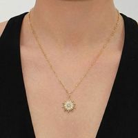 Collar con Colgante de Sol Radiante de Acero Inoxidable con Circonitas, Bañado en Oro de 18K, Venta Caliente, Bajo MOQ, Venta al por Mayor