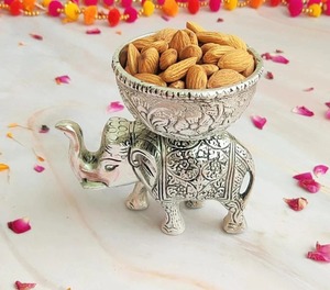 Deep Metal Serving Bowl Large Capacity Decorative Bowl for Dining Table Kitchen Salad Fruit Serving and Gifting Use - Product Image 1