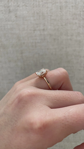 แหวนเพชรทรงเอเมอรัลด์สำหรับผู้หญิง ทอง 14K แหวนหมั้นคลาสสิก ประดับด้วยพลอยเพาะเลี้ยง - Product Image 3