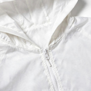เสื้อแจ็คเก็ตบอมเบอร์สีขาวมีฮู้ดสำหรับผู้ชาย แบบซิป น้ำหนักเบา สวมใส่เป็นเสื้อนอกได้ สกรีนโลโก้ได้ตามต้องการ เสื้อโค้ทลำลองสำหรับฤดูหนาว - Product Image 4