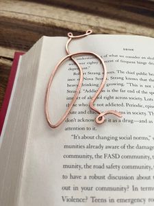 Marcapáginas de cobre duradero, accesorio de lectura hecho a mano, adecuado para libros académicos y colecciones de novelas - Product Image 1
