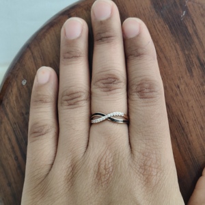 แหวนทองคำขาว 18K ประดับเพชร ดีไซน์อินฟินิตี้ทวิสต์ สำหรับผู้หญิง  ขอบเคลือบสีดำ ประดับเพชรแบบพาเว่  ทันสมัย สวยหรู  งานละเอียด  เหมาะเป็นของขวัญ  ผิวขัดเงา - Product Image 5