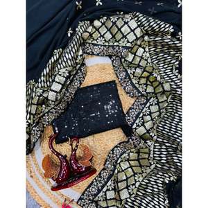 Sari ethnique de créateur avec de superbes broderies en zari et en feuille d'or - Product Image 3