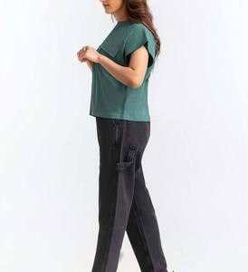 เสื้อยืดผู้หญิงทรงโอเวอร์ไซส์ระบายอากาศได้ดี ดีไซน์ทันสมัย ทรงหลวม คอกลม ไหล่ตก มีกระเป๋าเสื้อ รับผลิตตามแบบ OEM - Product Image 6