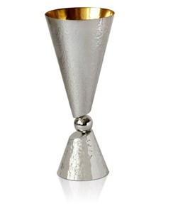 Juego de Copa y Plato Kiddush Plateados Martillados de Primera Calidad, Ecológicos, Sostenibles, de Arte Moderno, Únicos y Personalizables, para Vino - Product Image 2