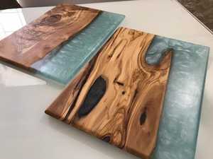 Planche à découper rustique en acacia naturel et résine époxy, plateau de service artisanal haut de gamme pour charcuterie, fromages, pains, fruits et plus encore - Product Image 2