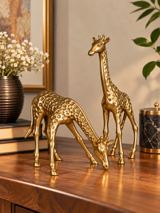 Paire de figurines de girafes de luxe en laiton, sculptées à la main, en position de bétaillement et debout, sculpture animale en métal, décoration d'intérieur sur le thème de la faune, accent de table - Product Image 4